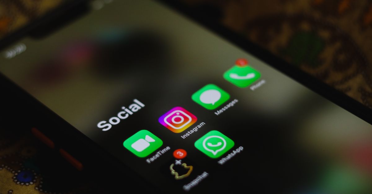 È illegale creare account social falsi?