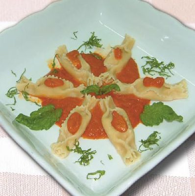 Caramelle di provola e melanzane con salsa di peperoni
