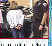 Germania: fermato dalla polizia, si vendica mordendo l'auto