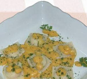 Ravioli capresi con ripieno di gamberetti in salsa di zucca e gamberetti