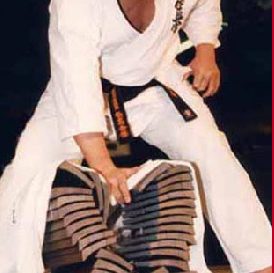 Come fa un karateka a spaccare i mattoni?