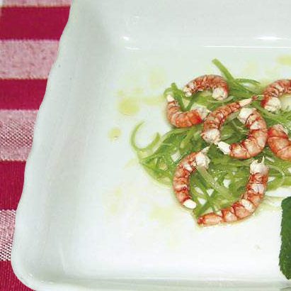 Gamberetti marinati su letto di sedano