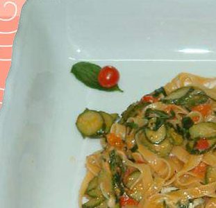 Fettuccine zucchine, rucola e pomodorini