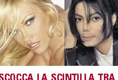 Scocca la scintilla tra Pamela Anderson e Michael Jackson avvistati insieme a Malibu Beach