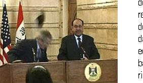 Scarpe contro Bush, il giornalista iracheno rischia sette anni di carcere