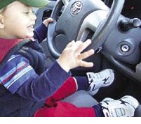 Padre sviene alla guida: bambino di 6 anni prende il volante e salva la famiglia