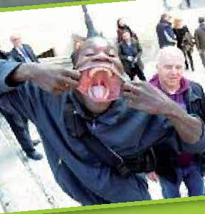 L'uomo di gomma manda in tilt piazza di Spagna