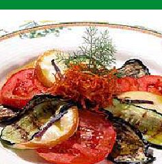 Ventaglio di zucchine, melanzane, scamorza e pomodoro fresco con gocce di olio al tartufo