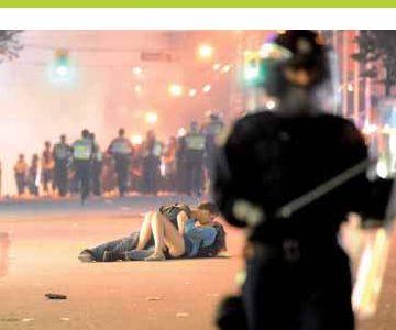 Il bacio durante gli scontri di Vancouver: la foto che ha fatto il giro del mondo