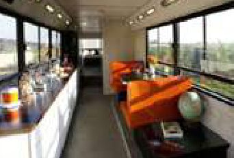 Vecchio autobus abbandonato trasformato in un elegante appartamento