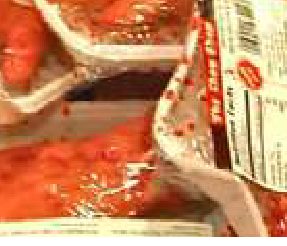 In vendita al supermercato mani di plastica insanguinate
