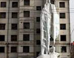 Lascia i rubinetti aperti, crea una cascata di ghiaccio sulla facciata del palazzo