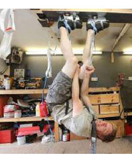 Camminare sul soffitto? Facile con le scarpe magnetiche