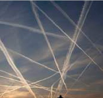 Perché gli aerei lasciano delle lunghe scie bianche in cielo?