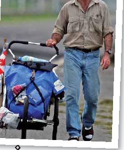 Fa il giro del mondo a piedi e torna a casa dopo 11 anni