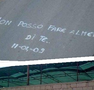 "Amori grammaticalmente scorretti": impazzano sul web le foto dei graffiti con errori