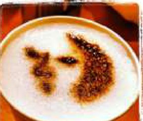 Macchinetta del caffè che decora il cappuccino