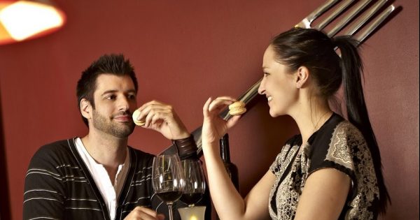 Coppia e calorie: Le buone abitudini da prendere a tavola