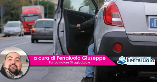 Parcheggiare vicino per non far aprire lo sportello è reato