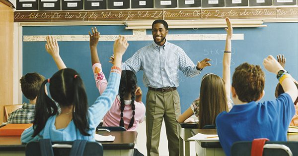 Sai perché gli studenti imparano meglio se l'insegnante gesticola?